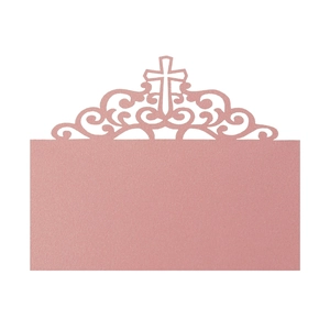 Détail de marque-places roses découpés au laser avec motifs de croix et couronne perlée