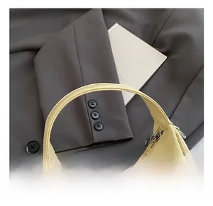 Détail du sac à main en cuir PU jaune clair froissé avec fermeture éclair métallique élégante
