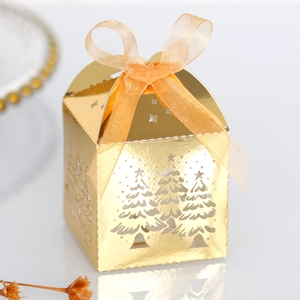 Detaillierte Nahaufnahme einer goldenen Weihnachts-Süßigkeitenbox mit Laser-Baum-Dekor