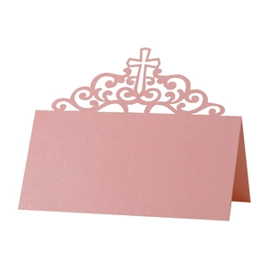 Marque-place de mariage rose perlé découpé au laser avec croix et détails élégants