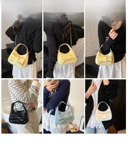 Vue détaillée des sacs croissant avec nœuds chics en plusieurs couleurs et chaînes