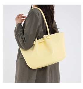 Borsa tote crema minimalista con design a nodo pieghettato e finitura in pelle opaca