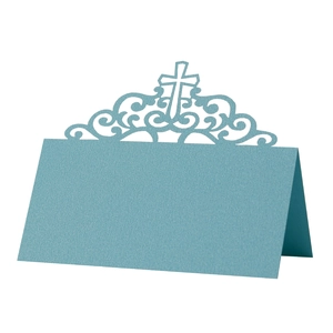 Gros plan d'un marque-place croix découpé au laser avec motifs floraux bleu clair