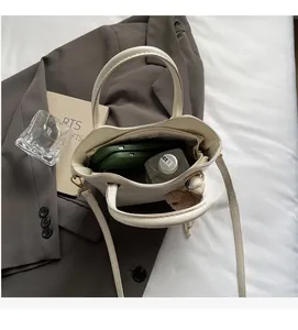 Vista dettagliata dello spazioso scomparto interno della borsa tote beige per il lavoro