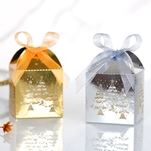 Detaillierte lasergeschnittene Weihnachtsbäume auf goldenen und silbernen Metalldosen