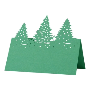 Détail de marque-places sapin de Noël vert découpé au laser en papier kraft de qualité