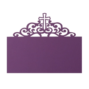 Détail de marque-place violet découpé au laser avec motif de croix et de volutes