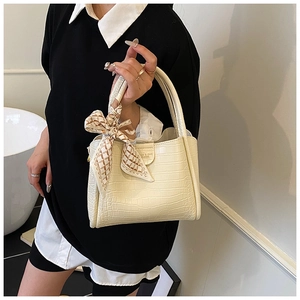 Détail du sac à main blanc crème façon crocodile avec foulard en soie décoratif sur l'anse