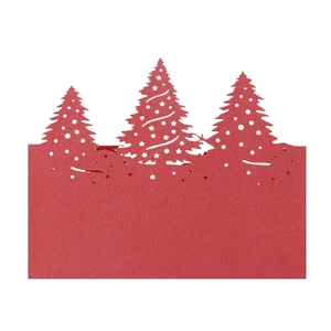 Détail de cartes de Noël rouges découpées au laser avec flocons et design ajouré