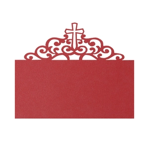 Détail du marque-place de mariage rouge découpé au laser avec motif de croix évidé