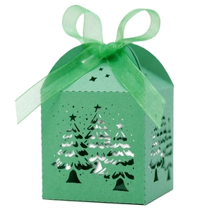 Grüne ausgehöhlte Weihnachts-Geschenkbox mit Schleife und lasergeschnittenem Baum