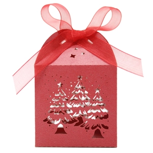 Detail der lasergeschnittenen Weihnachtsbäume auf roter Schachtel mit Schleifenband