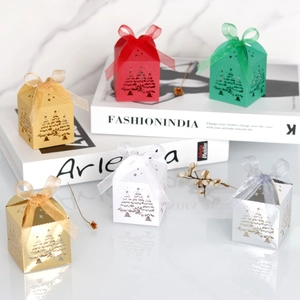 Detail von lasergeschnittenen Weihnachts-Süßigkeitenschachteln mit Satinband in Farben