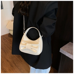 Sac demi-lune crème chic avec un grand nœud et une bandoulière chaîne argentée stylée