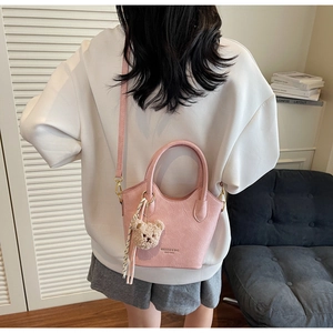 Mini borsa a secchiello rosa in pelle PU con trama a pieghe e ciondolo a forma di orso