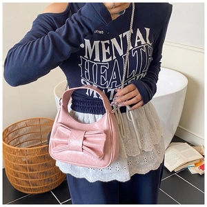Sac demi-lune en cuir verni rose avec grand nœud et bandoulière chaîne argent