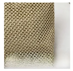 Gros plan sur la texture en maille ajourée tissée beige de ce sac de plage tendance