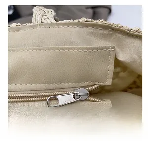 Détail de l'intérieur du sac fourre-tout beige avec poche zippée et doublure en tissu