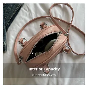 Vue intérieure du sac bowling rose en cuir montrant la capacité de rangement