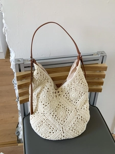Borsa tote traforata in cotone crema con tracolla in pelle per le vacanze estive al mare