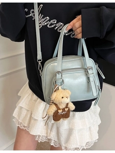 Borsa a secchiello in pelle blu menta con ciondolo a orsetto e doppia cerniera donna