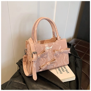 Détail du sac à main rose marbré avec nœuds 3D, perles et logo Chord en métal