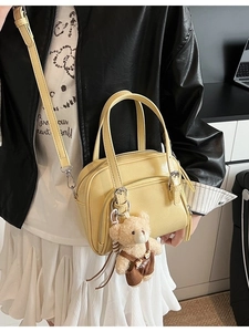 Borsa a secchiello in pelle PU gialla con ciondolo a forma di orso e tracolla