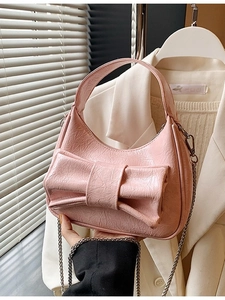 Sac croissant rose avec grand nœud et bandoulière chaîne en cuir verni plissé chic