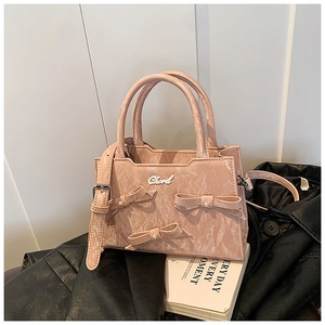 Sac à main rose à texture marbrée avec des nœuds 3D décoratifs et détails en perles