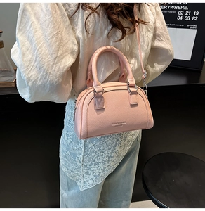 Sac bowling en cuir grainé rose avec ferrures argentées et bandoulière amovible