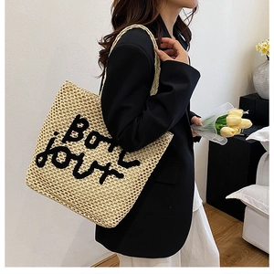 Sac fourre-tout en paille de style français avec broderie Bon jour sur un mannequin
