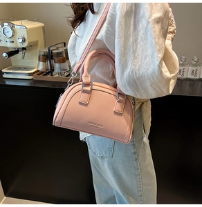 Sac bowling en cuir PU rose avec texture litchi et détails en métal argenté