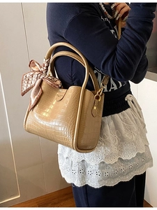 Sac seau élégant marron à motif crocodile avec poignée en foulard et bandoulière amovible