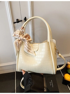 Sac à main beige effet crocodile avec foulard en soie et boucle dorée, style élégant