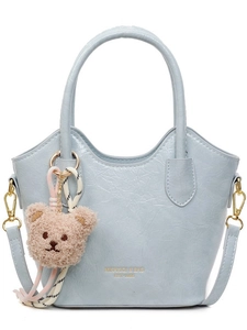 Borsa a mano retrò azzurra in ecopelle plissettata con ciondolo a forma di orso