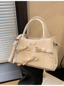 Sac à main chic en cuir blanc crème avec nœuds en perles et bandoulière amovible
