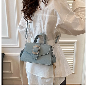 Vintage blaue Lederhandtasche im französischen Stil mit Litschitextur auf einem Model