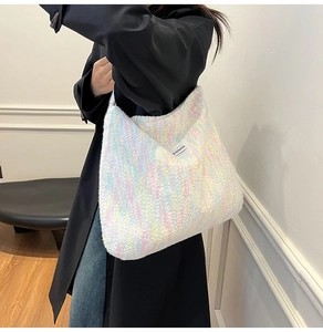 Detailansicht der bunten Kunstpelz-Tasche mit Jellyhouse-Label an der Schulter