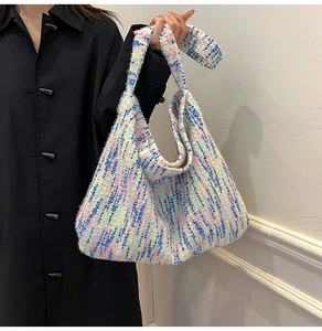Detailaufnahme einer bunten Strick-Hobo-Tasche mit weicher Häkelstruktur für Damen