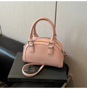 Détails du sac bowling en cuir rose avec grain de litchi et fermeture éclair argentée