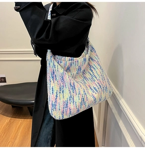 Große mehrfarbige Hobo-Tasche aus Tweed mit strukturierter Strickoptik am Modell