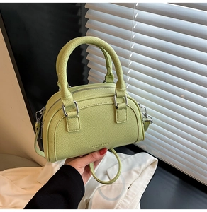 Détail du sac Boston vert citron montrant le grain de litchi et la double fermeture