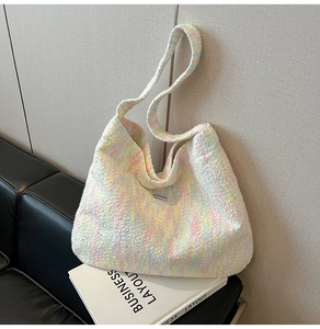 Detailaufnahme der Stricktasche mit Jellyhouse-Logo und weicher Mosaikstruktur