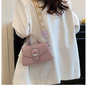 Detail der lavendelfarbenen Lederhandtasche mit besticktem Schultergurt im Ethno-Stil