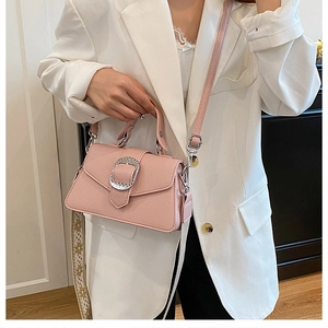Rosafarbene Handtasche mit Litschi-Maserung, Silberschnalle und gewebtem Gurt
