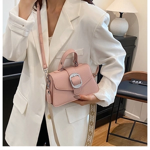 Rosa Handtasche aus Litschi-Leder mit silberner Schnalle und Ethno-Schultergurt
