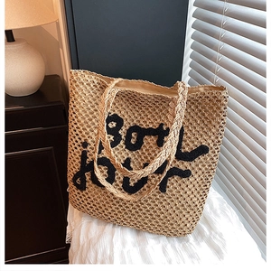 Gros plan sur un sac cabas tissé beige avec broderie Bonjour et maille texturée