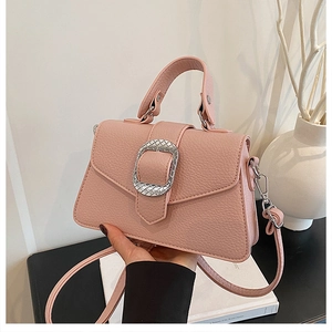 Detail der rosa Lederhandtasche mit Litschi-Muster und großer silberner Metallschnalle