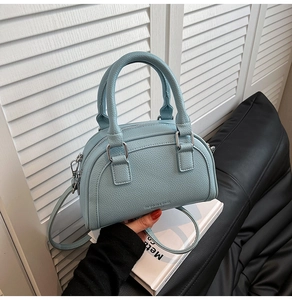 Détail du sac bowling bleu clair avec cuir grainé et bandoulière amovible