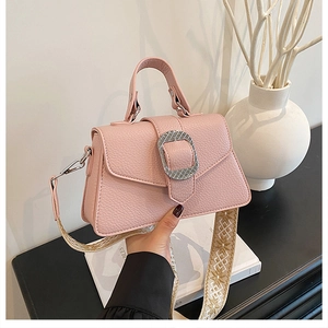 Rosafarbene Tasche aus Leder mit Lychee-Maserung, Metallschnalle und besticktem Trageriemen